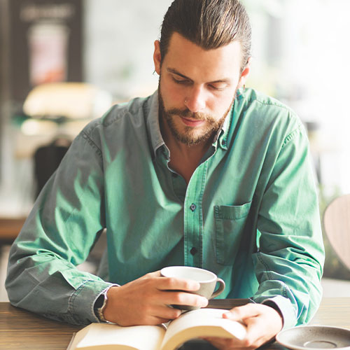 Hombre-leyendo-libro